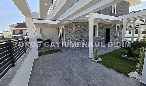 Didim Efeler'de Merkezi Konumda Havuzlu, Sıfır eşyalı Bahçeli 4+1 Tripleks Villa