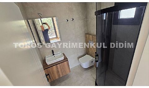 DİDİM HİSAR MAHALLESİ’NDE KÖŞE KONUMDA FERAH , GİRİŞ KATINDA YATAK ODALI VİLLA