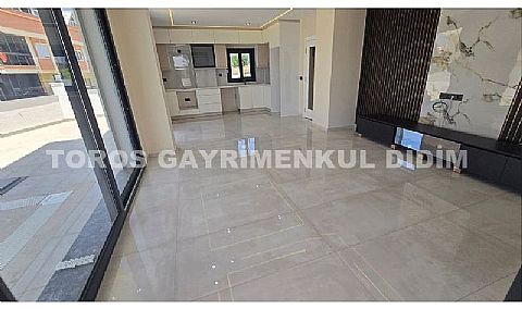 DİDİM HİSAR MAHALLESİ’NDE KÖŞE KONUMDA FERAH , GİRİŞ KATINDA YATAK ODALI VİLLA