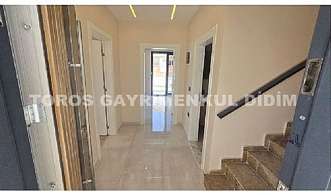 DİDİM HİSAR MAHALLESİ’NDE KÖŞE KONUMDA FERAH , GİRİŞ KATINDA YATAK ODALI VİLLA