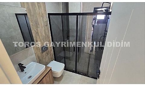 DİDİM HİSAR MAHALLESİ’NDE KÖŞE KONUMDA FERAH , GİRİŞ KATINDA YATAK ODALI VİLLA
