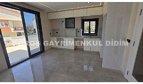 DİDİM HİSAR MAHALLESİ’NDE KÖŞE KONUMDA FERAH , GİRİŞ KATINDA YATAK ODALI VİLLA