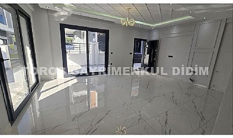 Didim Mavişehir'de Güvenlikli Sitede Havuzlu Tripleks Villa!