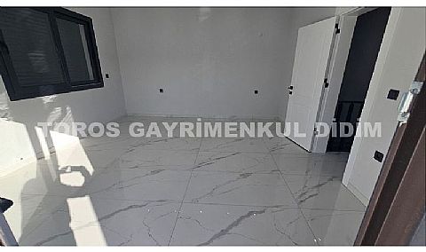 Didim Mavişehir'de Güvenlikli Sitede Havuzlu Tripleks Villa!