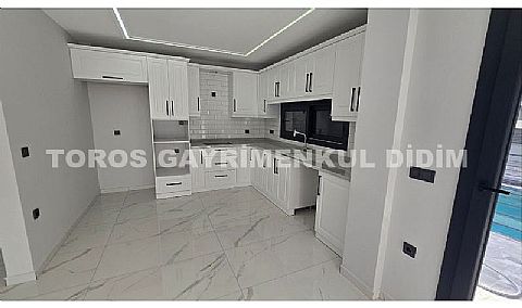 Didim Mavişehir'de Güvenlikli Sitede Havuzlu Tripleks Villa!