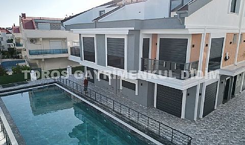Didim Mavişehir'de Güvenlikli Sitede Havuzlu Tripleks Villa!