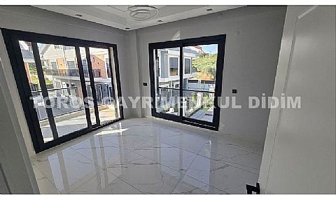 Didim Mavişehir'de Güvenlikli Sitede Havuzlu Tripleks Villa!