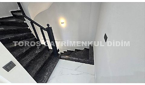 Didim Mavişehir'de Güvenlikli Sitede Havuzlu Tripleks Villa!