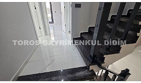 Didim Mavişehir'de Güvenlikli Sitede Havuzlu Tripleks Villa!