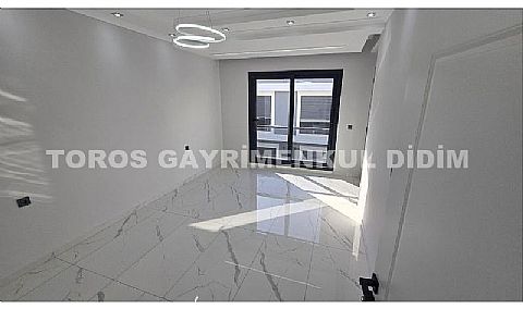 Didim Mavişehir'de Güvenlikli Sitede Havuzlu Tripleks Villa!