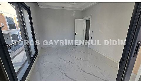 Didim Mavişehir'de Güvenlikli Sitede Havuzlu Tripleks Villa!