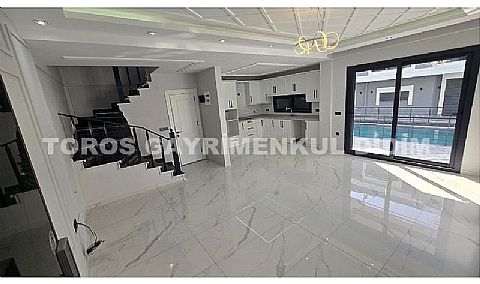 Didim Mavişehir'de Güvenlikli Sitede Havuzlu Tripleks Villa!