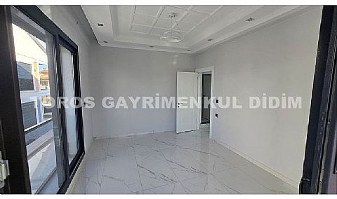 Didim Mavişehir'de Güvenlikli Sitede Havuzlu Tripleks Villa!