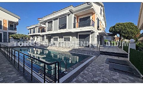 Didim Mavişehir'de Güvenlikli Sitede Havuzlu Tripleks Villa!