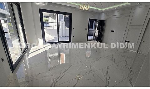 Didim Mavişehir'de Güvenlikli Sitede Havuzlu Tripleks Villa!