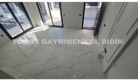 Didim Mavişehir'de Güvenlikli Sitede Havuzlu Tripleks Villa!