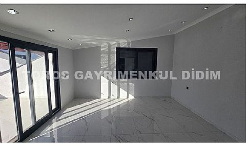 Didim Mavişehir'de Güvenlikli Sitede Havuzlu Tripleks Villa!