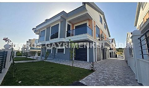 Didim Mavişehir'de Güvenlikli Sitede Havuzlu Tripleks Villa!