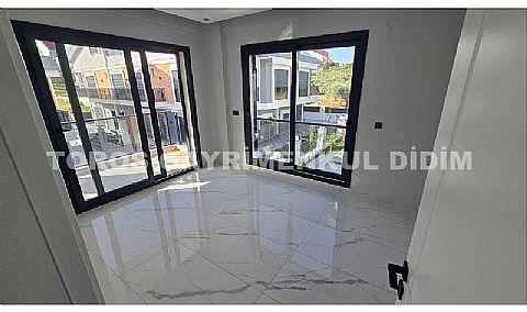 Didim Mavişehir'de Güvenlikli Sitede Havuzlu Tripleks Villa!