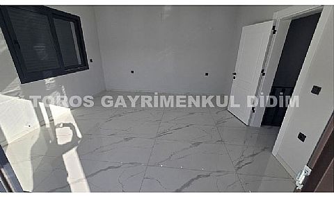 Didim Mavişehir'de Güvenlikli Sitede Havuzlu Tripleks Villa!
