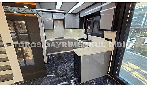 Didim Mavişehir’de Denize 50 mt mesafede 4+1 Satılık Triblex Villa