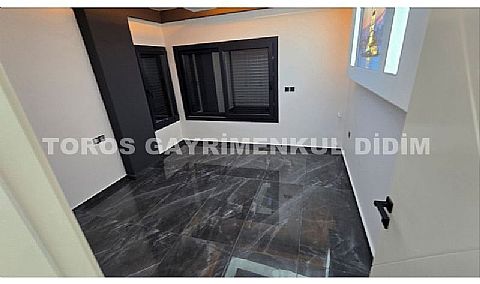 Didim Mavişehir’de Denize 50 mt mesafede 4+1 Satılık Triblex Villa