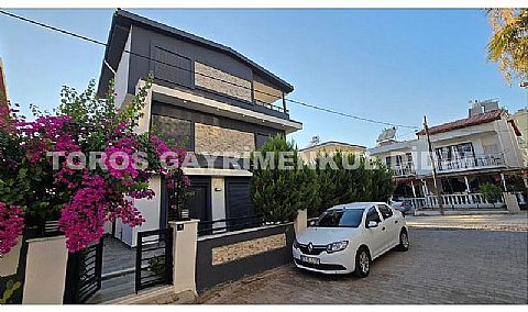 Didim Mavişehir’de Denize 50 mt mesafede 4+1 Satılık Triblex Villa