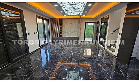 Didim Mavişehir’de Denize 50 mt mesafede 4+1 Satılık Triblex Villa