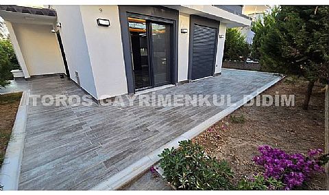 Didim Mavişehir’de Denize 50 mt mesafede 4+1 Satılık Triblex Villa