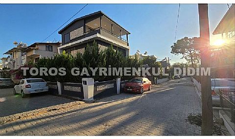 Didim Mavişehir’de Denize 50 mt mesafede 4+1 Satılık Triblex Villa