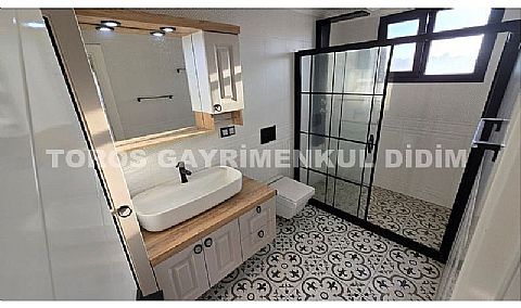 Didim Mavişehir’de Denize 50 mt mesafede 4+1 Satılık Triblex Villa
