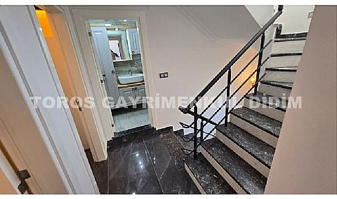 Didim Mavişehir’de Denize 50 mt mesafede 4+1 Satılık Triblex Villa