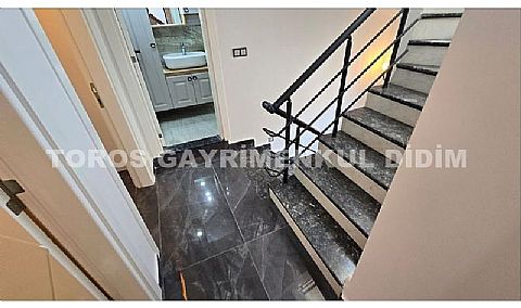 Didim Mavişehir’de Denize 50 mt mesafede 4+1 Satılık Triblex Villa