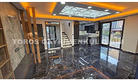 Didim Mavişehir’de Denize 50 mt mesafede 4+1 Satılık Triblex Villa