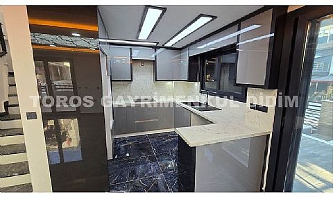 Didim Mavişehir’de Denize 50 mt mesafede 4+1 Satılık Triblex Villa