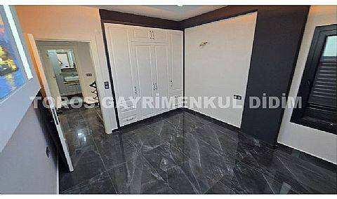 Didim Mavişehir’de Denize 50 mt mesafede 4+1 Satılık Triblex Villa