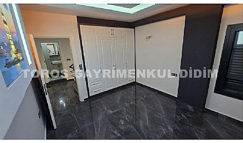 Didim Mavişehir’de Denize 50 mt mesafede 4+1 Satılık Triblex Villa