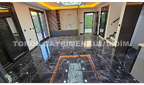 Didim Mavişehir’de Denize 50 mt mesafede 4+1 Satılık Triblex Villa