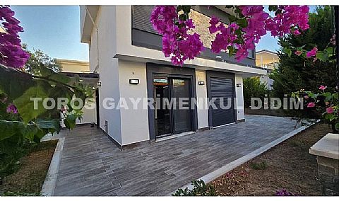 Didim Mavişehir’de Denize 50 mt mesafede 4+1 Satılık Triblex Villa