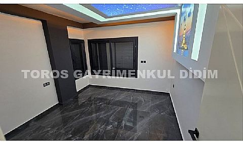 Didim Mavişehir’de Denize 50 mt mesafede 4+1 Satılık Triblex Villa