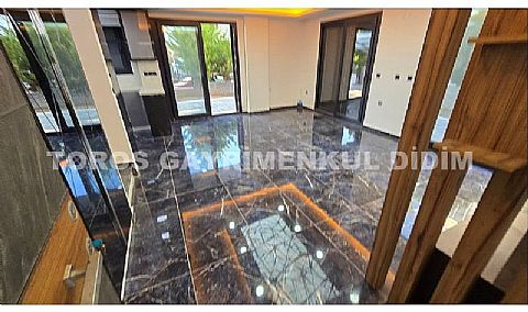 Didim Mavişehir’de Denize 50 mt mesafede 4+1 Satılık Triblex Villa