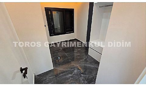Didim Mavişehir’de Denize 50 mt mesafede 4+1 Satılık Triblex Villa