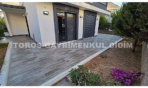 Didim Mavişehir’de Denize 50 mt mesafede 4+1 Satılık Triblex Villa