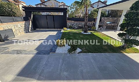 Efeler’de 500 M² Arsa Üzerinde, Akıllı Sistemli, Havuzlu, Modern ve Şık Tasarımlı Villa